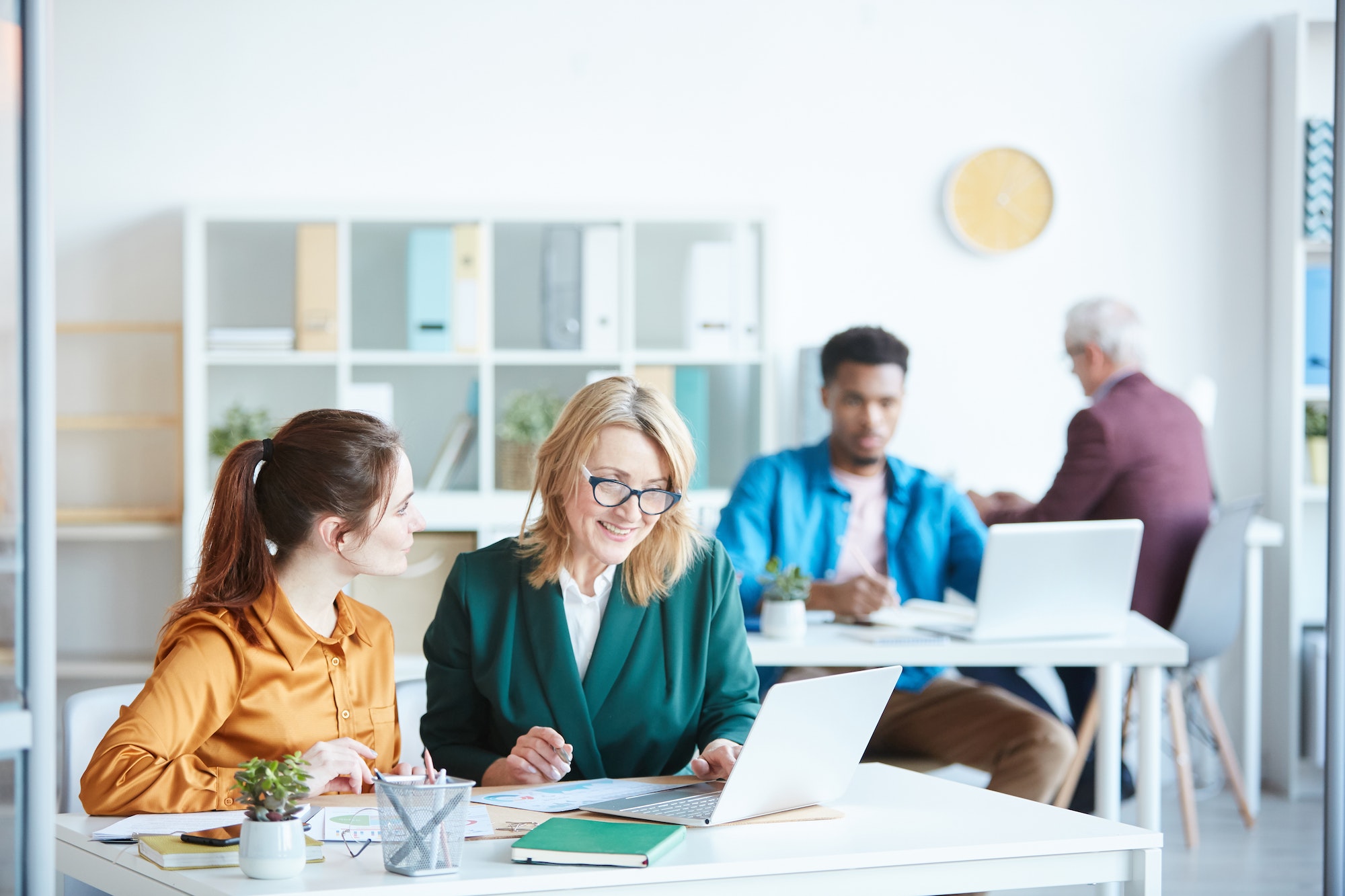 Vânzări Business people working in team at office